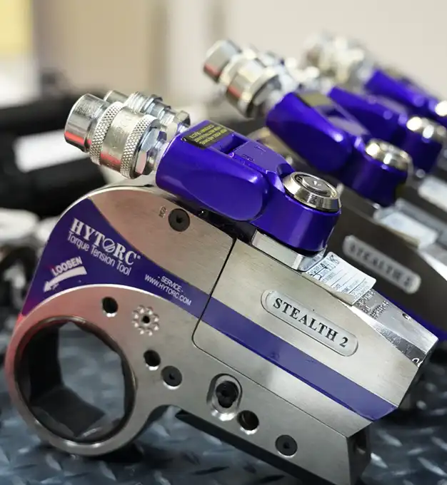 Stealth hydraulic wrench seated on a tight piping flange