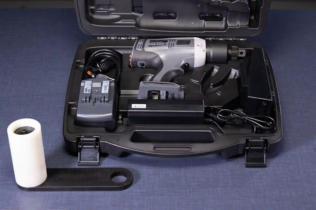 Center Lock Kit contents including torque tool, battery, charger, reaction arm, calibration certificate, manual, and case